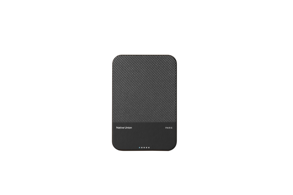Фото Внешний аккумулятор Native Union (Re) Classic MagSafe, 5000 mAh, черный Фото Внешний аккумулятор Native Union (Re) Classic MagSafe, 5000 mAh, черный
